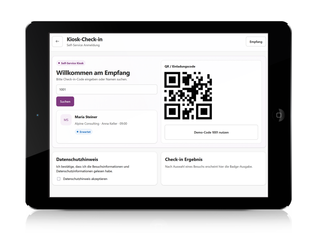 Tablet-Kiosk für Self-Service-Check-in mit Code-Eingabe, QR-Code, Besucherauswahl, Datenschutzhinweis und Check-in-Ergebnis